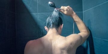 Đột quỵ “rình rập” vì thói quen tắm đêm